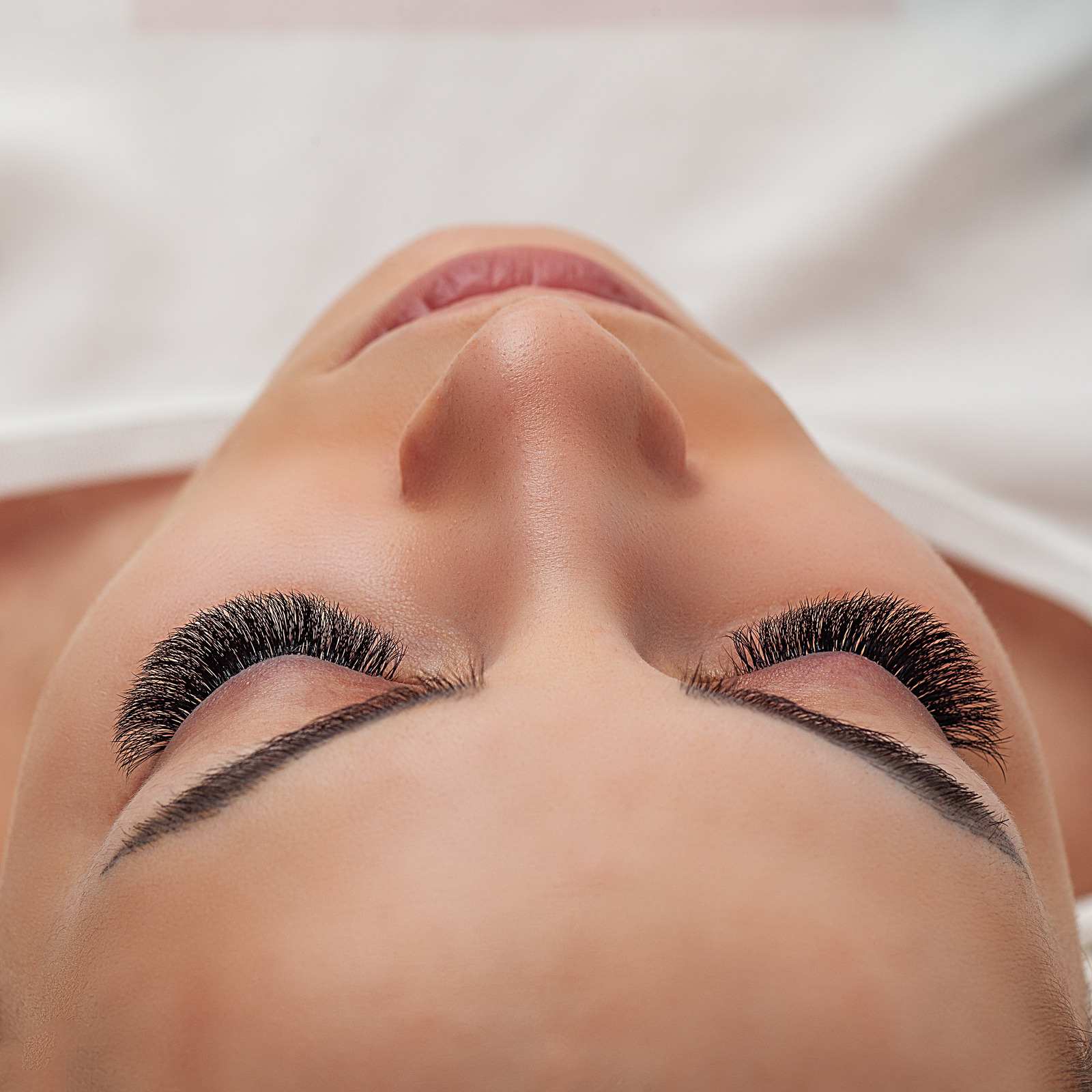 Symmetrical lash extensions on both eyes