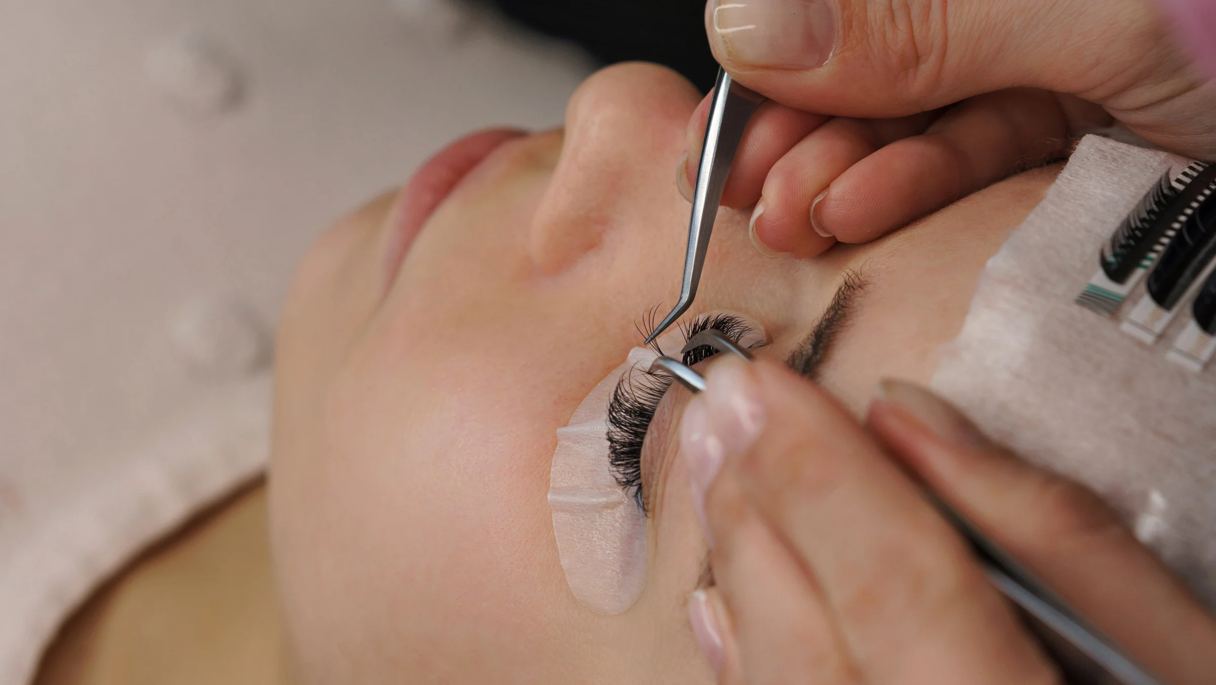 Applying individual lash extensions with tweezers